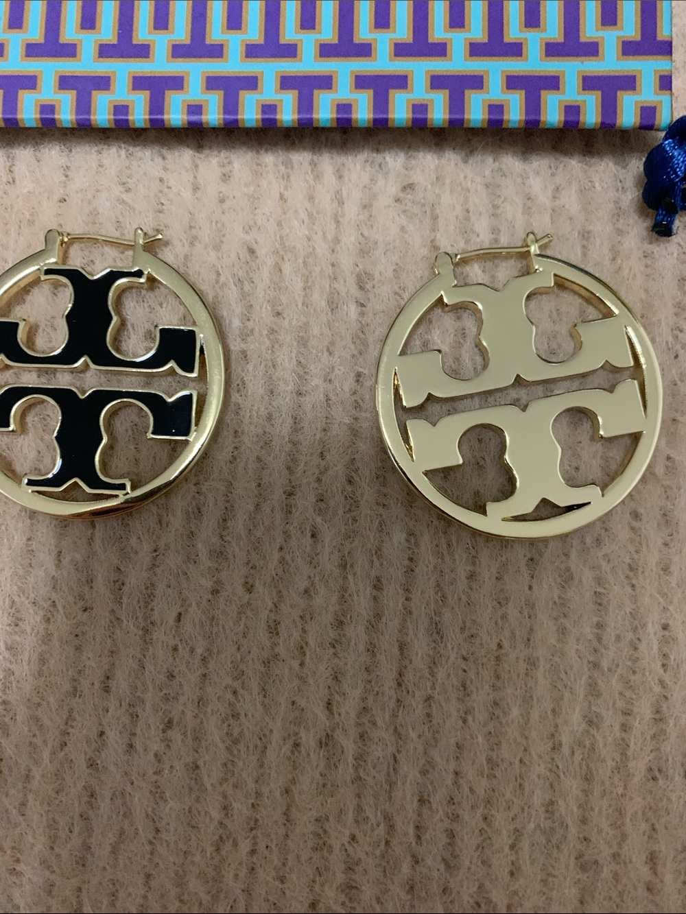 Tory Burch Miller statement Hoop Earrings black enamel & Gold - Picture 3 of 5